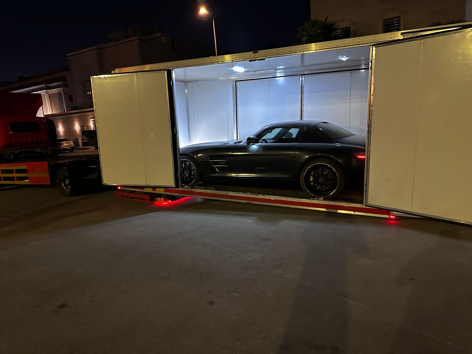 سطحة مغلقة احترافية لنقل السيارات الفاخرة والرياضية بأمان تام في المملكة العربية السعودية