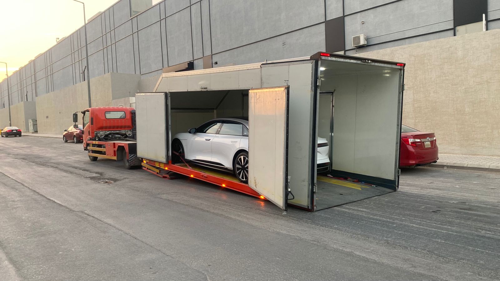 مقارنة بين السطحة المغلقة والسطحة المفتوحة لنقل السيارات